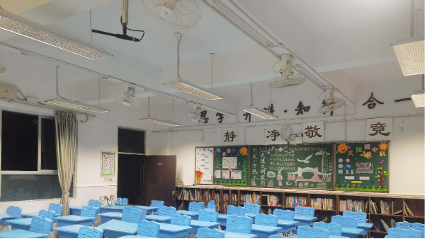 華輝照明營造符合國家標準要求的教室照明，有效降低學生近視率